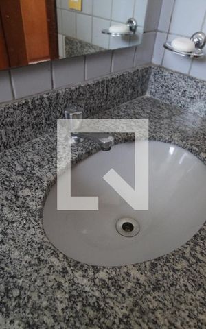 Apartamento para alugar com 62m², 2 quartos e 2 vagasBanheiro do Quarto 1