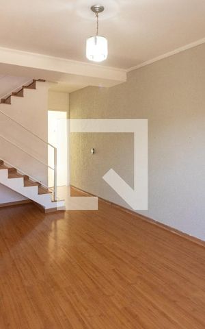 Casa para alugar com 65m², 2 quartos e 2 vagas Casa para alugar com 65m², 2 quartos e 2 vagasSala