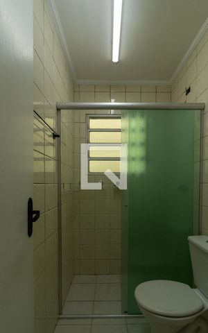 Casa para alugar com 65m², 2 quartos e 2 vagas Casa para alugar com 65m², 2 quartos e 2 vagasBanheiro Corredor