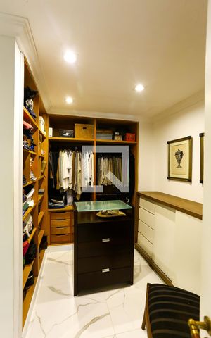 Apartamento à venda com 277m², 6 quartos e 4 vagas Apartamento à venda com 277m², 6 quartos e 4 vagasCloset da suíte 3
