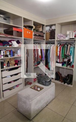 Casa à venda com 150m², 4 quartos e 2 vagasSuíte closet