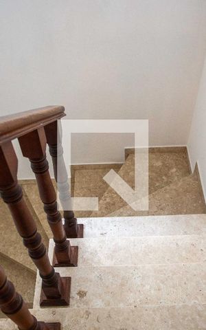 Casa para alugar com 200m², 3 quartos e 2 vagasEscada