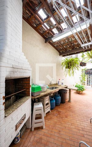 Casa à venda com 170m², 3 quartos e 2 vagas Casa à venda com 170m², 3 quartos e 2 vagasChurrasqueira