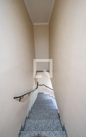 Casa à venda com 170m², 3 quartos e 2 vagas Casa à venda com 170m², 3 quartos e 2 vagasEscadas