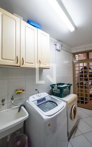 Casa à venda com 170m², 3 quartos e 2 vagas Casa à venda com 170m², 3 quartos e 2 vagasLavanderia
