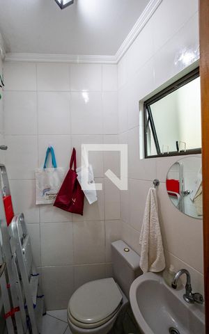 Casa à venda com 170m², 3 quartos e 2 vagas Casa à venda com 170m², 3 quartos e 2 vagasBanheiro de Serviço