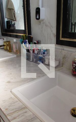 Apartamento à venda com 252m², 4 quartos e 4 vagasBanheiro da Suíte 1