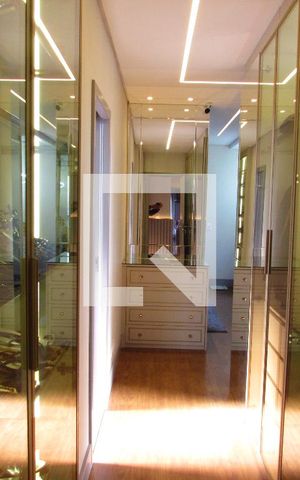 Apartamento à venda com 252m², 4 quartos e 4 vagasCloset da suíte 1