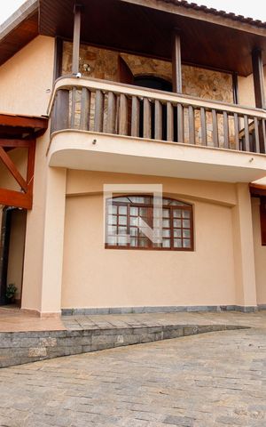 Casa à venda com 475m², 4 quartos e 8 vagas Casa à venda com 475m², 4 quartos e 8 vagasÁrea comum