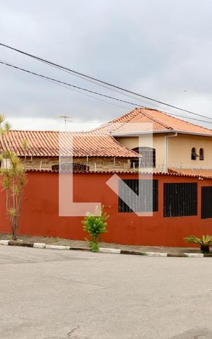 Casa à venda com 475m², 4 quartos e 8 vagas Casa à venda com 475m², 4 quartos e 8 vagasFachada