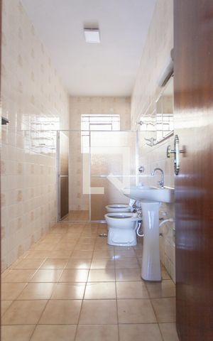 Casa à venda com 250m², 3 quartos e 4 vagas Casa à venda com 250m², 3 quartos e 4 vagasBanheiro da Suíte