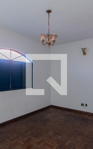 Casa à venda com 250m², 3 quartos e 4 vagas Casa à venda com 250m², 3 quartos e 4 vagasSala