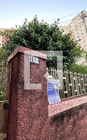 Casa à venda com 300m², 3 quartos e sem vaga Casa à venda com 300m², 3 quartos e sem vagaFachada