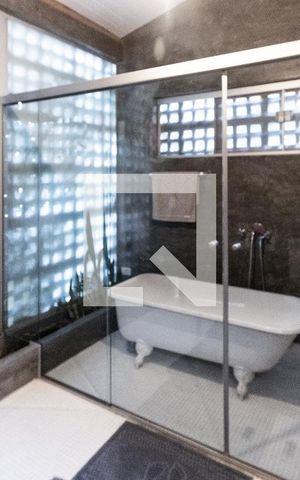 Casa à venda com 300m², 3 quartos e sem vaga Casa à venda com 300m², 3 quartos e sem vagaBanheiro do Quarto 2 - Suite