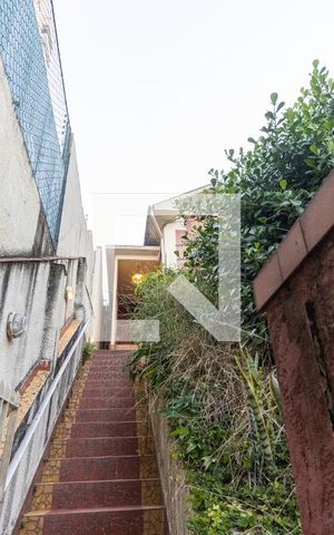 Casa à venda com 300m², 3 quartos e sem vaga Casa à venda com 300m², 3 quartos e sem vagaEscada de acesso à casa