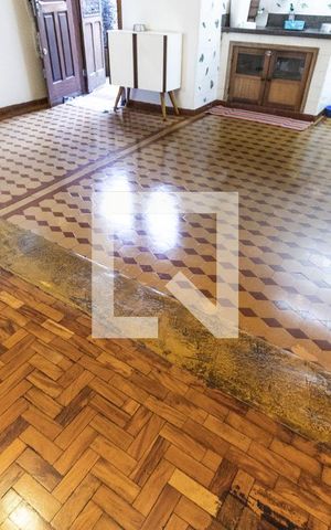 Casa à venda com 300m², 3 quartos e sem vaga Casa à venda com 300m², 3 quartos e sem vagaSala