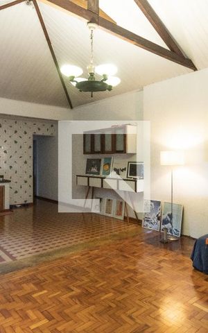 Casa à venda com 300m², 3 quartos e sem vaga Casa à venda com 300m², 3 quartos e sem vagaSala