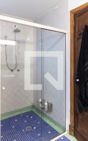 Casa à venda com 300m², 3 quartos e sem vaga Casa à venda com 300m², 3 quartos e sem vagaBanheiro do Corredor