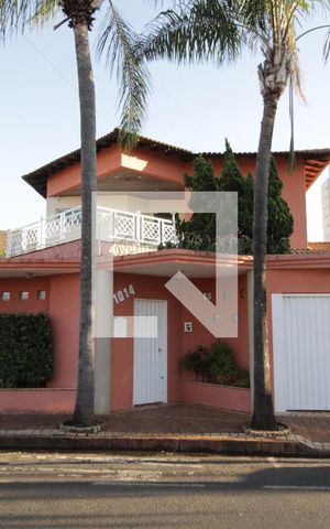 Casa para alugar com 370m², 5 quartos e 4 vagasFachada