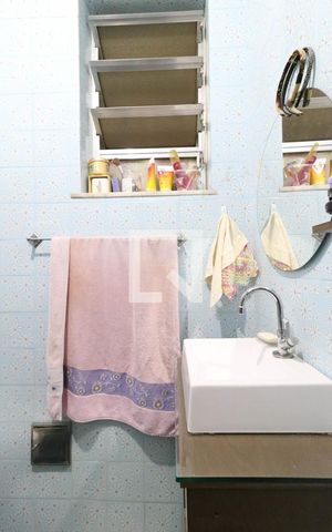 Casa à venda com 45m², 2 quartos e 1 vaga Casa à venda com 45m², 2 quartos e 1 vagaBanheiro