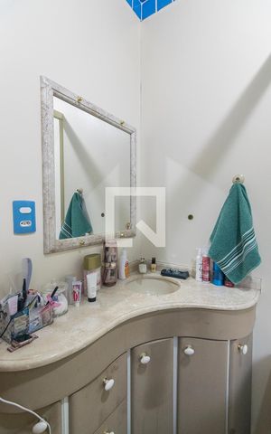 Casa à venda com 260m², 4 quartos e 2 vagas Casa à venda com 260m², 4 quartos e 2 vagasBanheiro da Suite