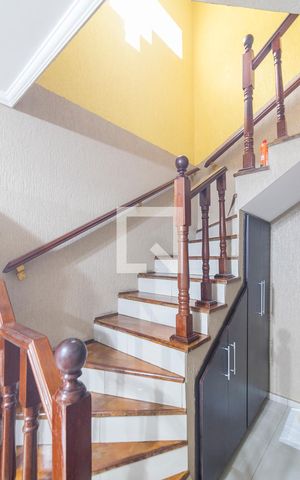 Casa à venda com 260m², 4 quartos e 2 vagas Casa à venda com 260m², 4 quartos e 2 vagasEscada