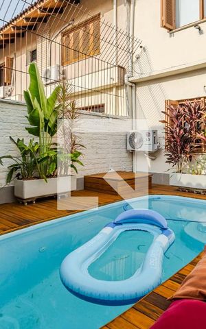 Casa à venda com 230m², 4 quartos e 4 vagas Casa à venda com 230m², 4 quartos e 4 vagasÁrea externa