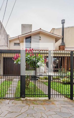 Casa à venda com 230m², 4 quartos e 4 vagas Casa à venda com 230m², 4 quartos e 4 vagasFachada