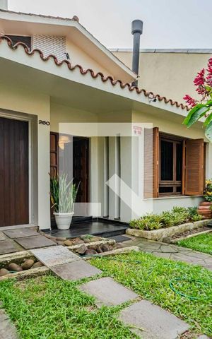 Casa à venda com 230m², 4 quartos e 4 vagas Casa à venda com 230m², 4 quartos e 4 vagasFachada