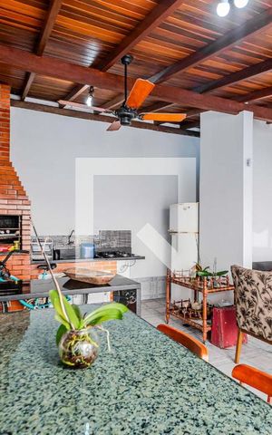 Casa à venda com 230m², 4 quartos e 4 vagas Casa à venda com 230m², 4 quartos e 4 vagasÁrea externa