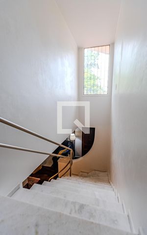 Casa à venda com 230m², 4 quartos e 4 vagas Casa à venda com 230m², 4 quartos e 4 vagasEscada