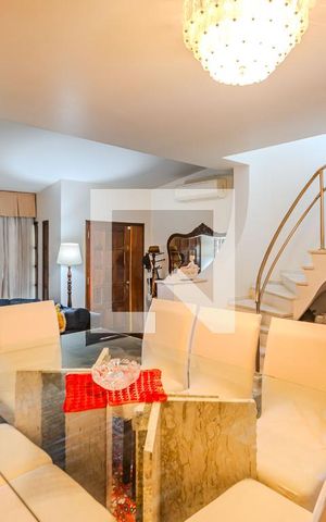 Casa à venda com 230m², 4 quartos e 4 vagas Casa à venda com 230m², 4 quartos e 4 vagasSala