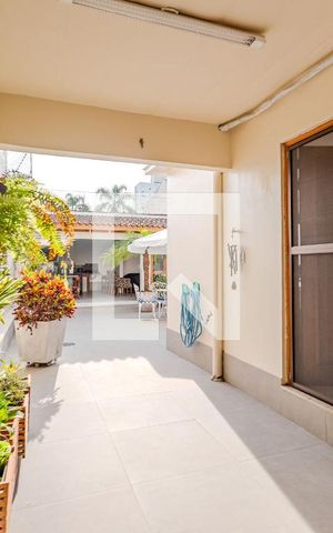Casa à venda com 230m², 4 quartos e 4 vagas Casa à venda com 230m², 4 quartos e 4 vagasGaragem