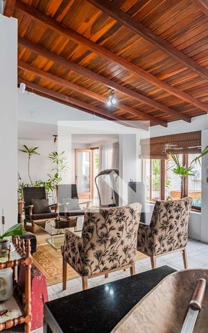 Casa à venda com 230m², 4 quartos e 4 vagas Casa à venda com 230m², 4 quartos e 4 vagasÁrea externa