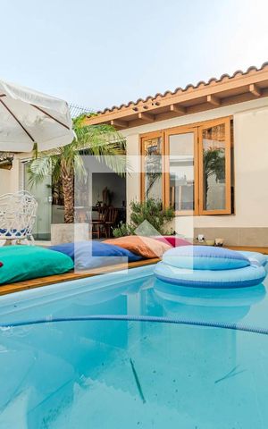 Casa à venda com 230m², 4 quartos e 4 vagas Casa à venda com 230m², 4 quartos e 4 vagasÁrea externa