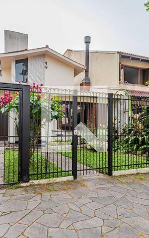 Casa à venda com 230m², 4 quartos e 4 vagas Casa à venda com 230m², 4 quartos e 4 vagasFachada