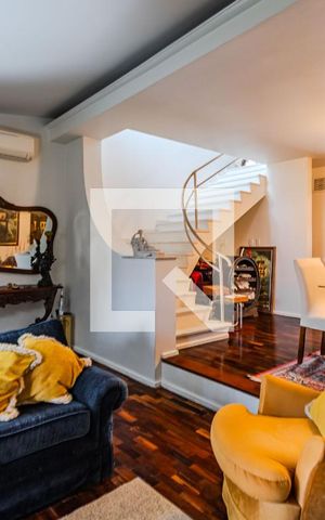 Casa à venda com 230m², 4 quartos e 4 vagas Casa à venda com 230m², 4 quartos e 4 vagasSala