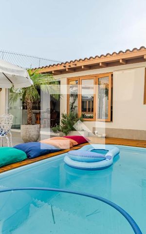 Casa à venda com 230m², 4 quartos e 4 vagas Casa à venda com 230m², 4 quartos e 4 vagasÁrea externa