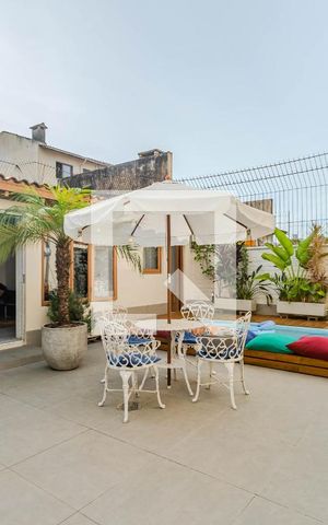 Casa à venda com 230m², 4 quartos e 4 vagas Casa à venda com 230m², 4 quartos e 4 vagasÁrea externa