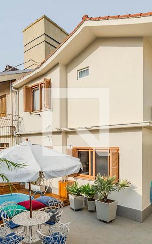 Casa à venda com 230m², 4 quartos e 4 vagas Casa à venda com 230m², 4 quartos e 4 vagasÁrea externa