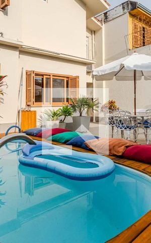 Casa à venda com 230m², 4 quartos e 4 vagas Casa à venda com 230m², 4 quartos e 4 vagasÁrea externa