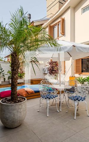 Casa à venda com 230m², 4 quartos e 4 vagas Casa à venda com 230m², 4 quartos e 4 vagasÁrea externa
