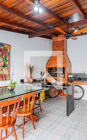 Casa à venda com 230m², 4 quartos e 4 vagas Casa à venda com 230m², 4 quartos e 4 vagasÁrea externa