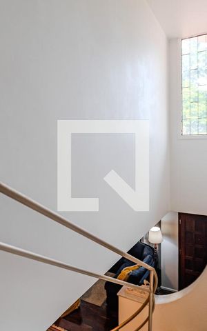Casa à venda com 230m², 4 quartos e 4 vagas Casa à venda com 230m², 4 quartos e 4 vagasEscada
