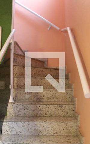 Casa à venda com 150m², 3 quartos e 2 vagasEscada acesso aos quartos