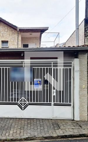 Casa à venda com 150m², 3 quartos e 2 vagas Casa à venda com 150m², 3 quartos e 2 vagasFachada