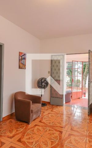 Casa à venda com 750m², 3 quartos e 5 vagas Casa à venda com 750m², 3 quartos e 5 vagasSala