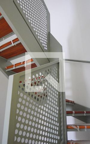 Apartamento à venda com 153m², 2 quartos e 2 vagasEscada para cobertura