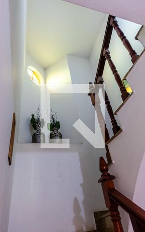 Casa à venda com 339m², 3 quartos e 4 vagas Casa à venda com 339m², 3 quartos e 4 vagasEscada