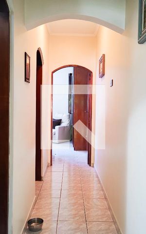 Casa à venda com 200m², 3 quartos e 4 vagas Casa à venda com 200m², 3 quartos e 4 vagasCorredor